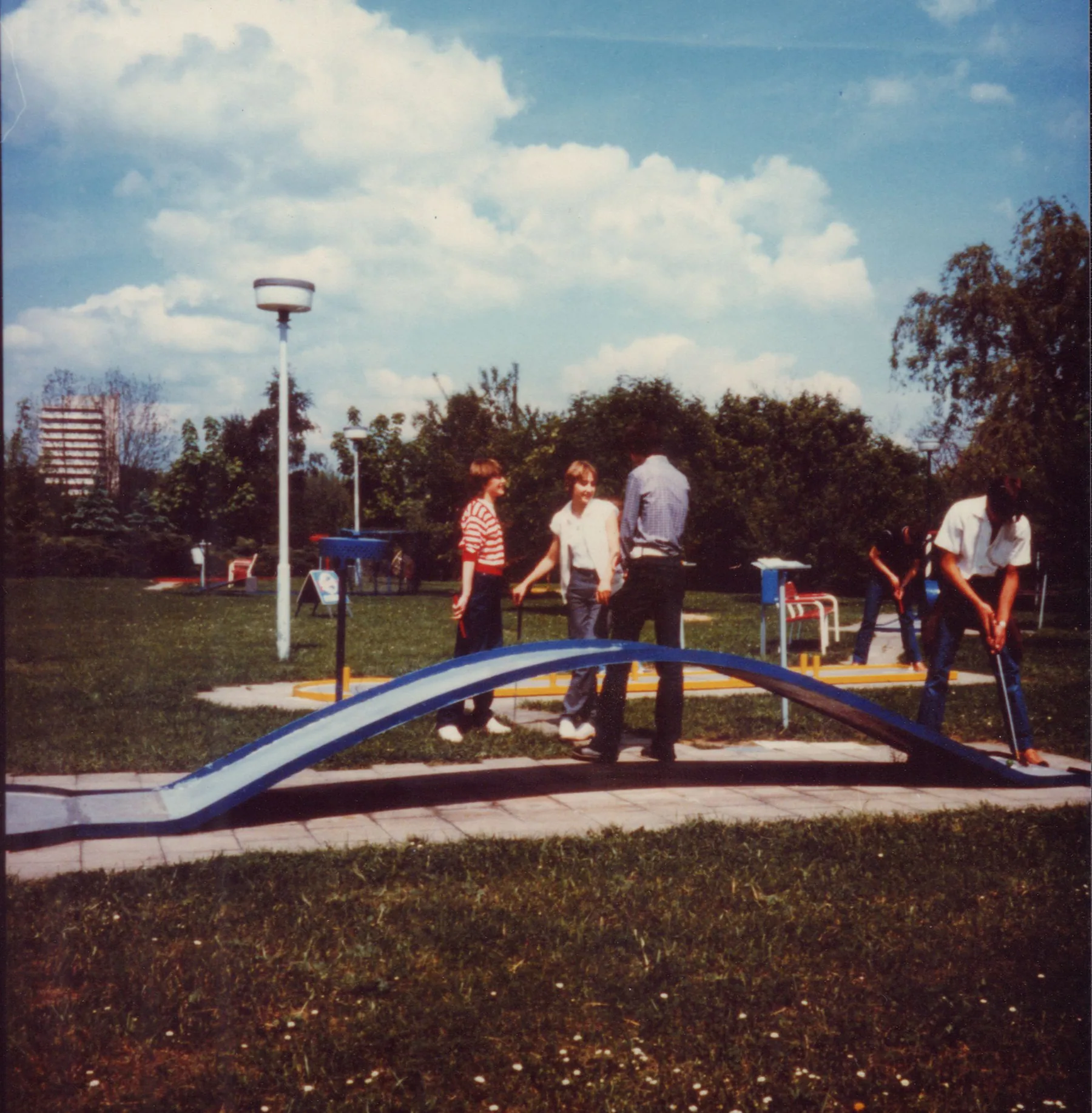 Historische Aufnahme mit Besucherinnen und Besuchern an einer Minigolfbahn