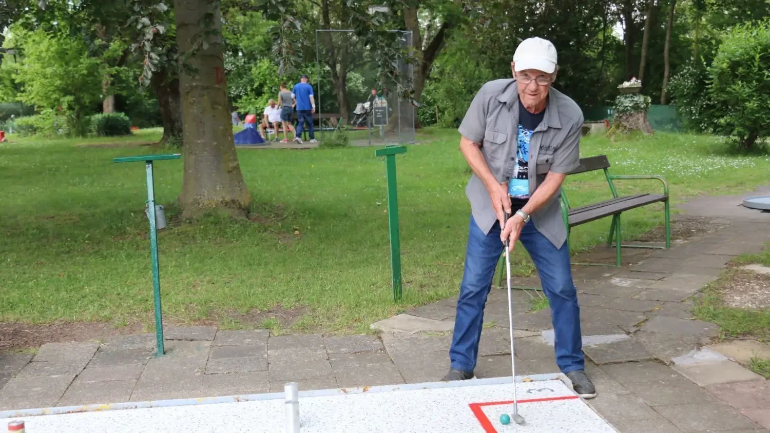 Ein Spieler an einer Minigolfbahn